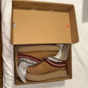 UGG Tazz Platform Slippers size 6